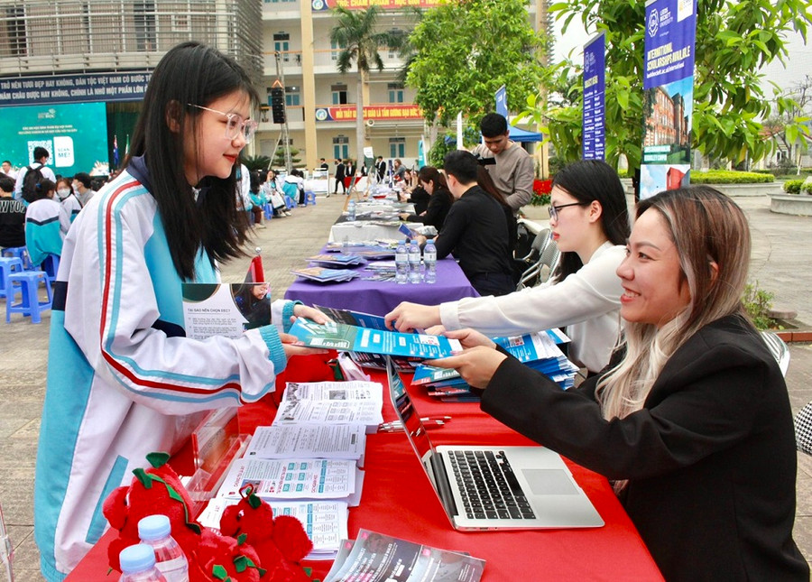 Học sinh Trường THPT Chuyên Thái Nguyên được tư vấn, cung cấp thông tin tại hội thảo. Học sinh Trường THPT Chuyên Thái Nguyên được tư vấn, cung cấp thông tin tại hội thảo.