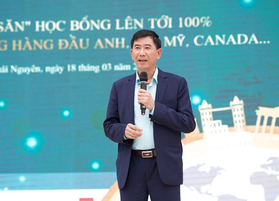 NGƯT Trần Văn Hưng, Hiệu trưởng Trường THPT Chuyên Thái Nguyên phát biểu tại hội thảo. NGƯT Trần Văn Hưng, Hiệu trưởng Trường THPT Chuyên Thái Nguyên phát biểu tại hội thảo.