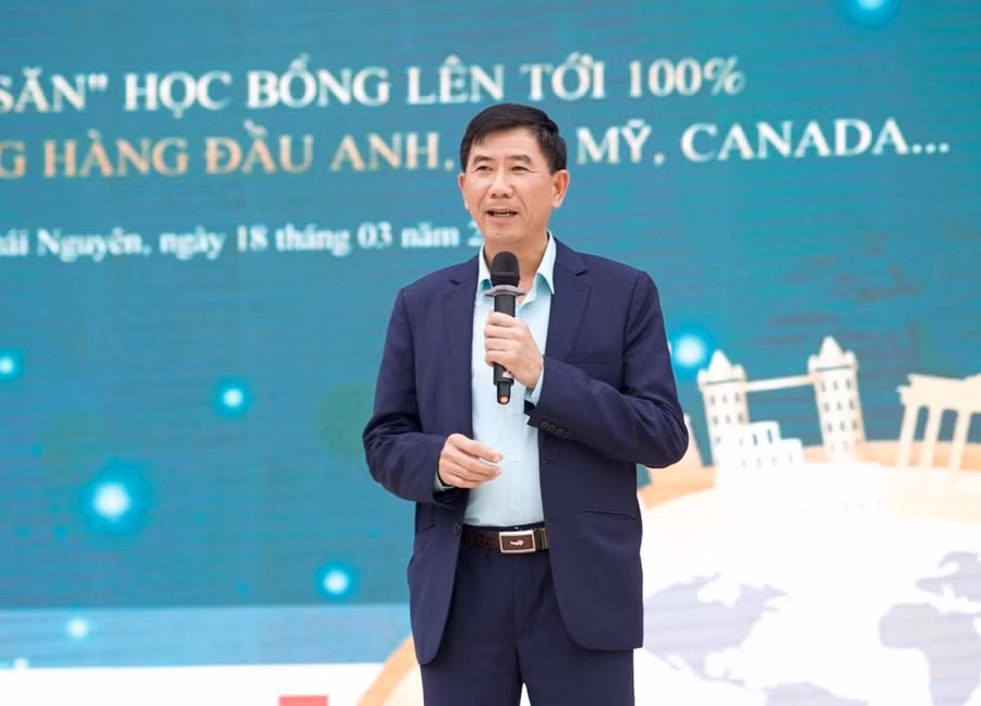 NGƯT Trần Văn Hưng, Hiệu trưởng Trường THPT Chuyên Thái Nguyên phát biểu tại hội thảo.