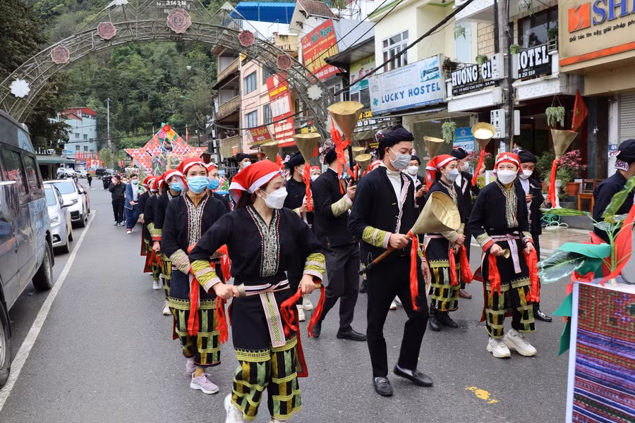 Các nghệ nhân cùng diễn viên người Dao biểu diễn múa chuông, thổi kèn Pí lè truyền thống
