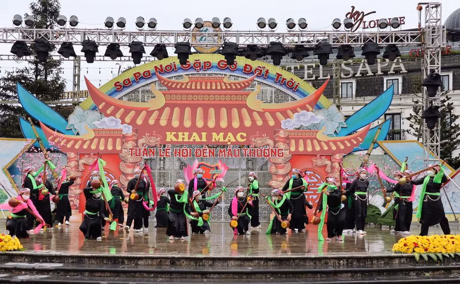 Các nghệ nhân cùng diễn viên biểu diễn Then, múa với đàn tính trên nền nhạc dân tộc Tày