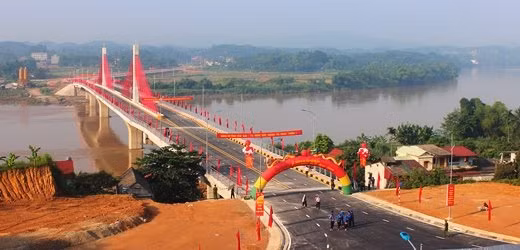 Công trình đường nối quốc lộ 32C với quốc lộ 37 và đường Yên Ninh, thành phố Yên Bái có điểm đầu tại ngã tư đầu cầu Bách Lẫm. 