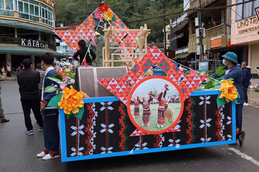 Xe mô hình mô phỏng cuộc sống thường ngày của người Xa Phó như làm vườn, thêu thổ cẩm và múa dân vũ.