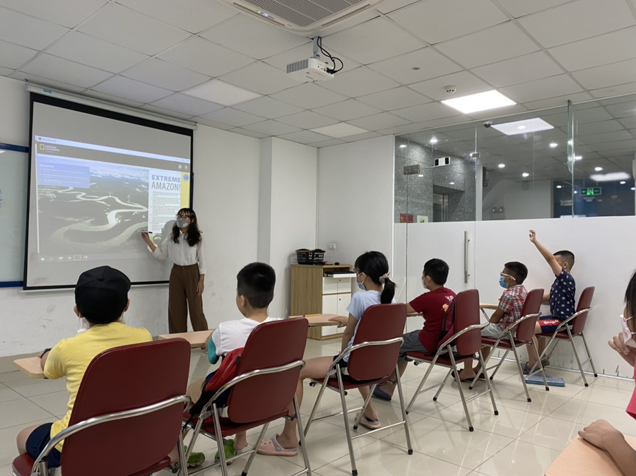 Chủ đề học tập sinh động và gắn liền với môi trường thực tế xung quanh con