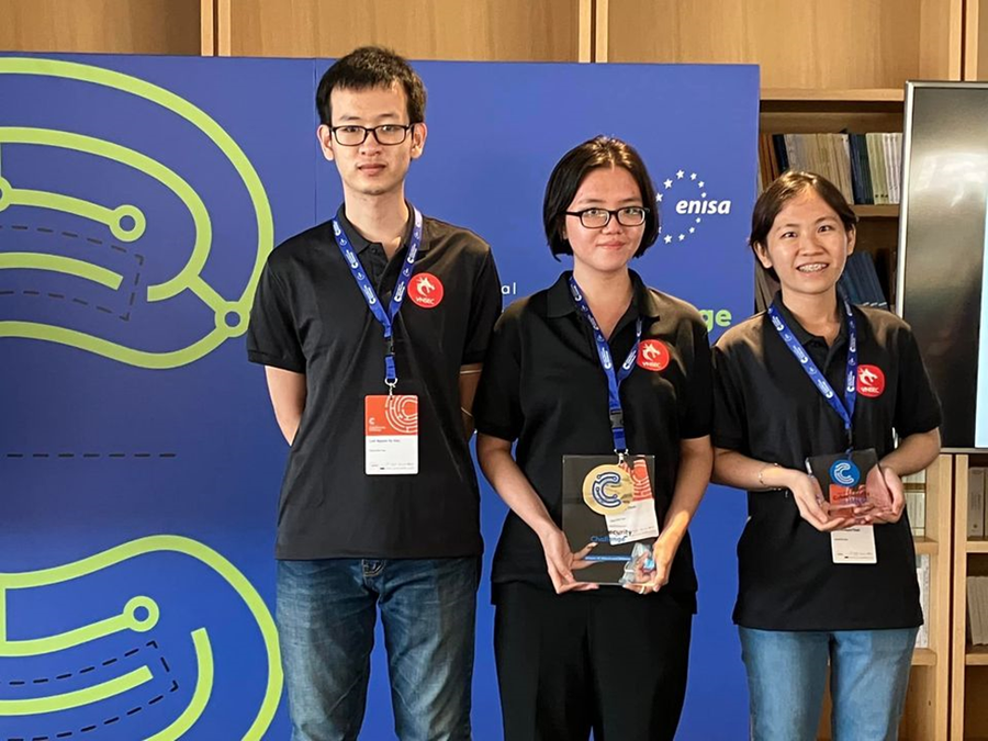 Nguyễn Hy Hoài Lâm, Nguyễn Thanh Ngân, Hồ Huỳnh Thanh Uyên tại lễ trao giải ICC 2022 Nguyễn Hy Hoài Lâm, Nguyễn Thanh Ngân, Hồ Huỳnh Thanh Uyên tại lễ trao giải ICC 2022