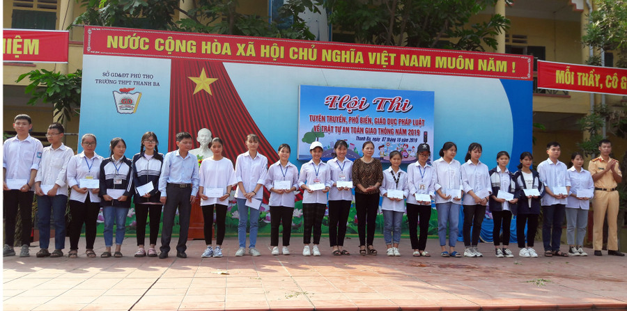 BTC trao giải vòng thi lý thuyết BTC trao giải vòng thi lý thuyết