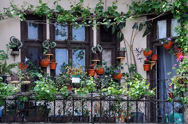 Đối với hầu hết các căn hộ chung cư, không gian ngoài trời duy nhất là ban công. (Ảnh: ITN).