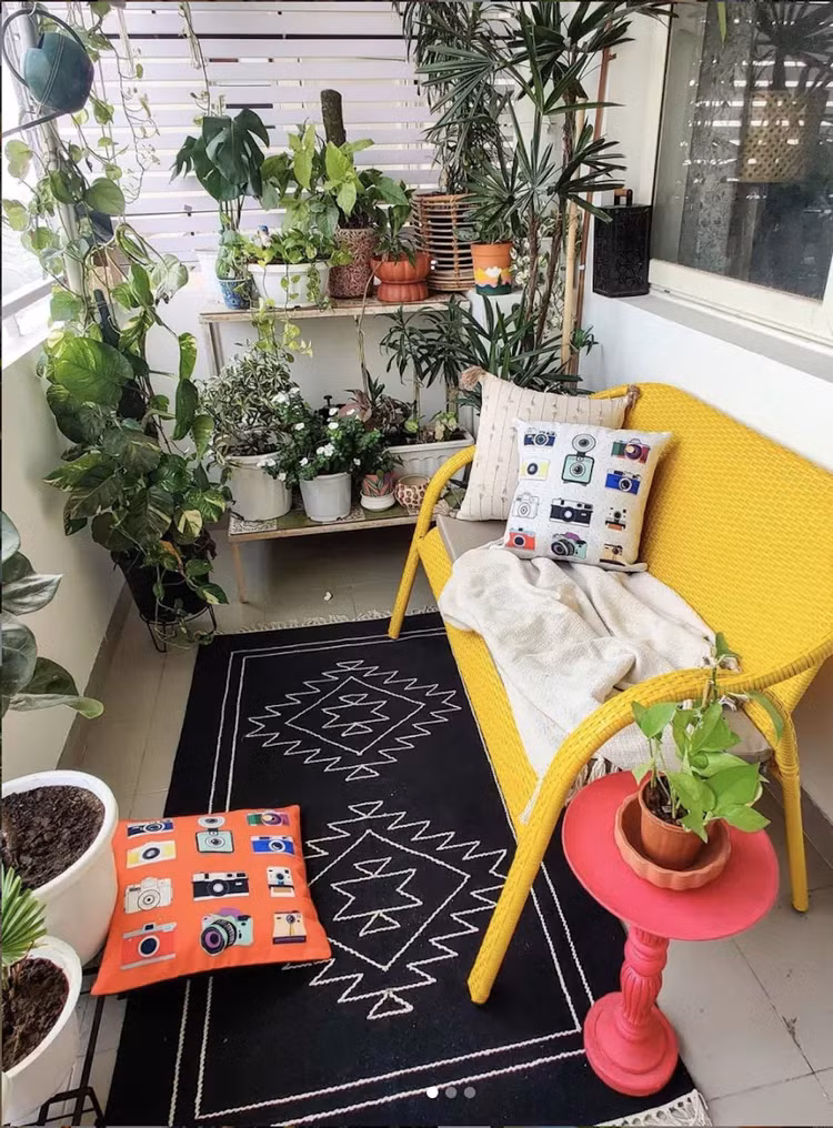 Bộ bàn ghế nhỏ kết hợp cung cấp cho bạn không gian vừa đủ. (Ảnh: ITN).