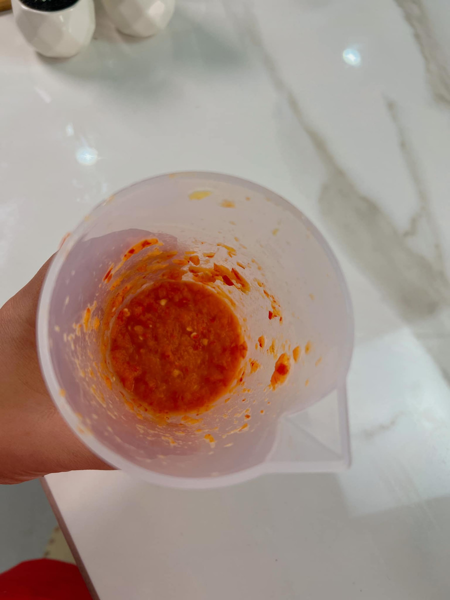 Xay hỗn hợp ớt trước. Xay hỗn hợp ớt trước.