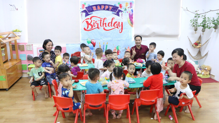 Thầy Hiệu phó luôn biết cách pha trò và khuấy động không khí lớp học của trẻ. Thầy Hiệu phó luôn biết cách pha trò và khuấy động không khí lớp học của trẻ.