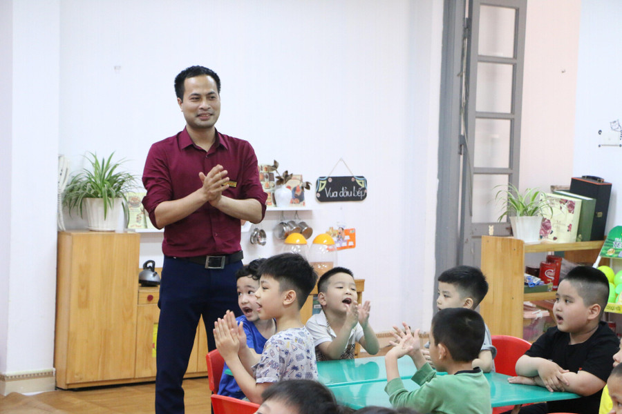 Với thầy Toàn, để trẻ quý mến thì người giáo viên phải thực sự tâm huyết với nghề. Với thầy Toàn, để trẻ quý mến thì người giáo viên phải thực sự tâm huyết với nghề.