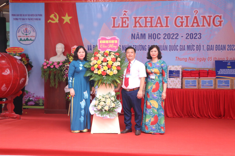 Thứ trưởng Bộ GD&ĐT Ngô Thị Minh (bìa trái) tặng hoa chúc mừng nhà trường. Thứ trưởng Bộ GD&ĐT Ngô Thị Minh (bìa trái) tặng hoa chúc mừng nhà trường.