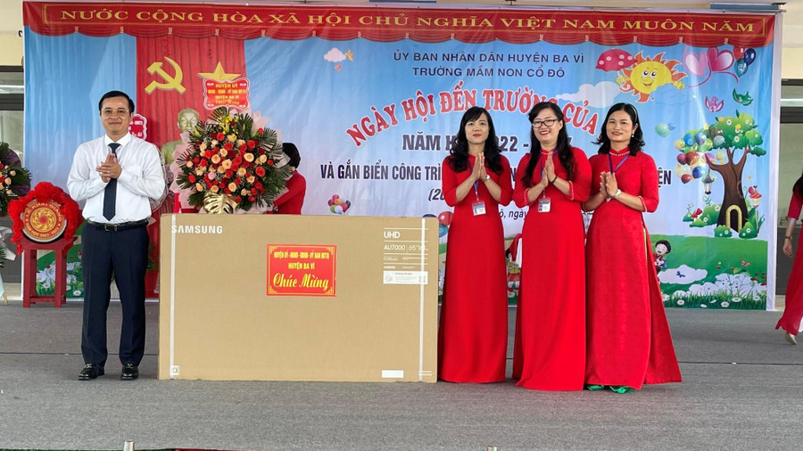 Ông Đỗ Mạnh Hưng - Chủ tịch UBND huyện tặng quà cho Trường Mầm non Cổ Đô. Ông Đỗ Mạnh Hưng - Chủ tịch UBND huyện tặng quà cho Trường Mầm non Cổ Đô.