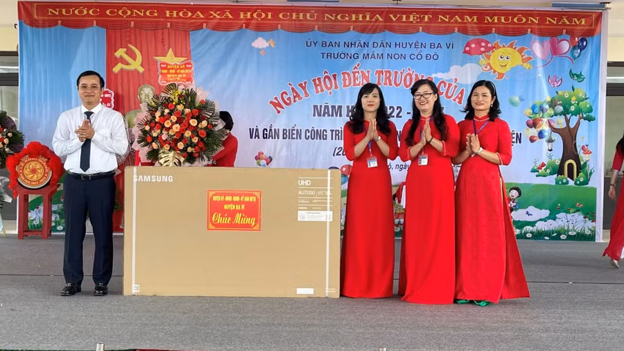 Ông Đỗ Mạnh Hưng - Chủ tịch UBND huyện tặng quà cho Trường Mầm non Cổ Đô.