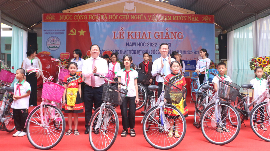 Thường trực Ban Bí thư Trung ương Đảng Võ Văn Thưởng và Bí thư Tỉnh ủy Hòa Bình Nguyễn Phi Long trao tặng 30 chiếc xe đạp cho một số học sinh có hoàn cảnh khó khăn tại Trường Phổ thông dân tộc bán trú Tiểu học - THCS Thung Nai. Thường trực Ban Bí thư Trung ương Đảng Võ Văn Thưởng và Bí thư Tỉnh ủy Hòa Bình Nguyễn Phi Long trao tặng 30 chiếc xe đạp cho một số học sinh có hoàn cảnh khó khăn tại Trường Phổ thông dân tộc bán trú Tiểu học - THCS Thung Nai.