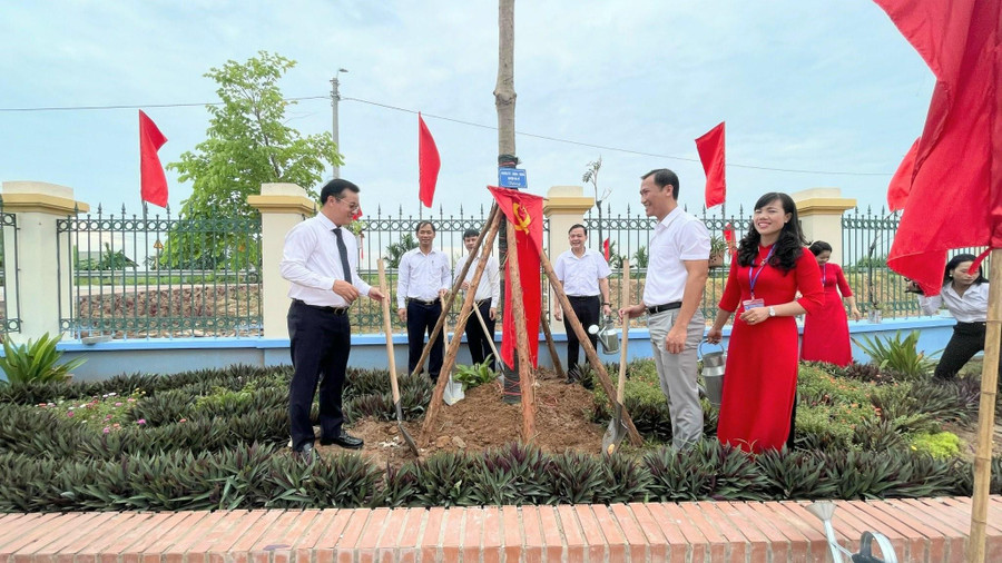 Các đại biểu thực hiện nghi thức trồng cây lưu niệm trong khuôn viên Trường Mầm non Cổ Đô. Các đại biểu thực hiện nghi thức trồng cây lưu niệm trong khuôn viên Trường Mầm non Cổ Đô.