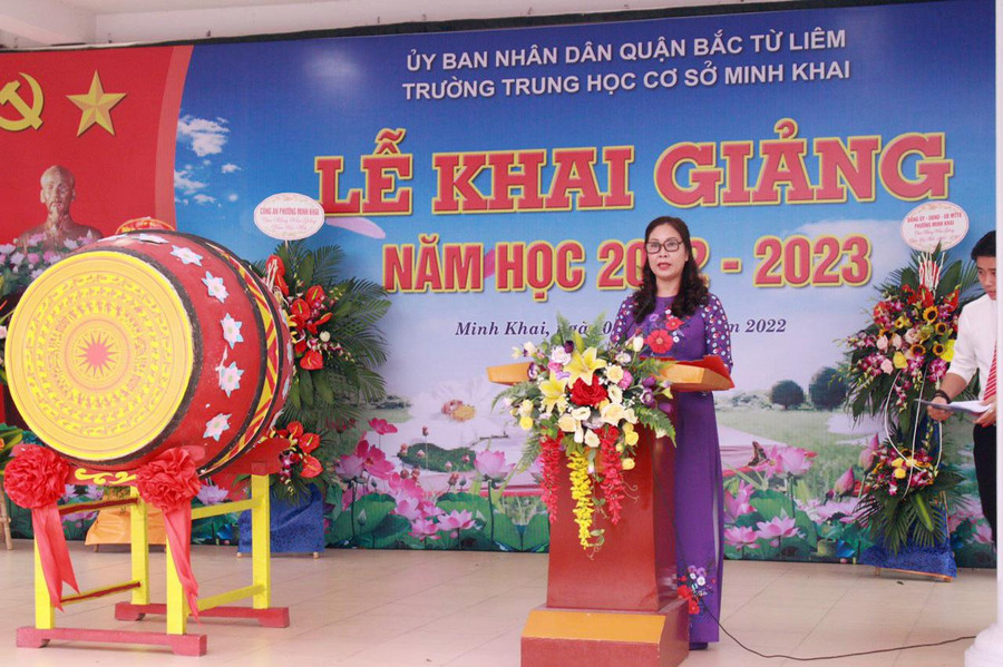 Cô Hiệu trưởng Hoàng Ngọc Lan nhấn mạnh, Trường THCS Minh Khai đã có bề dày thành tích của 59 năm trưởng thành và phát triển đã không ngừng phấn đấu góp phần mình vào sự nghiệp trồng người cao cả để “nâng cao dân trí, bồi dưỡng nhân tài”. Cô Hiệu trưởng Hoàng Ngọc Lan nhấn mạnh, Trường THCS Minh Khai đã có bề dày thành tích của 59 năm trưởng thành và phát triển đã không ngừng phấn đấu góp phần mình vào sự nghiệp trồng người cao cả để “nâng cao dân trí, bồi dưỡng nhân tài”.