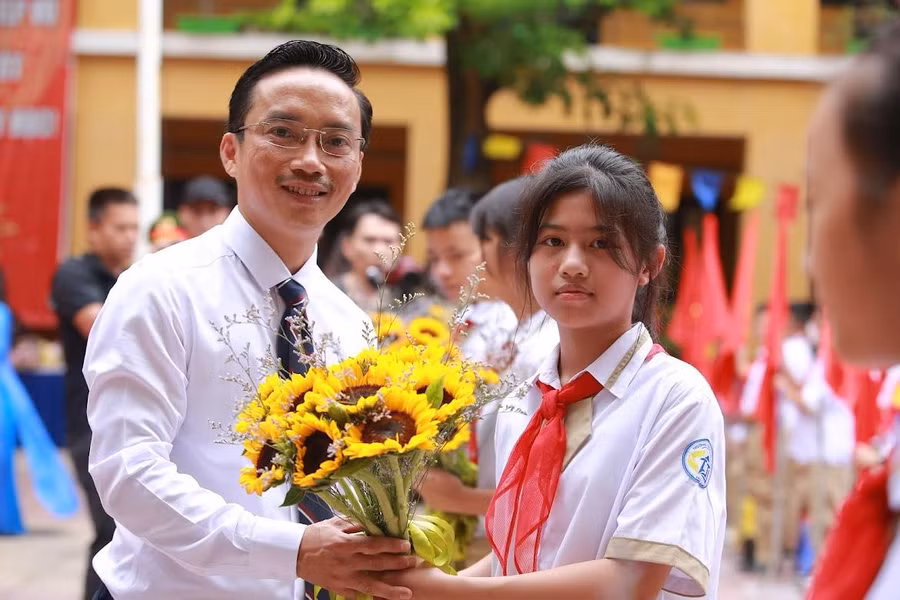 Thầy trò cùng tặng nhau những đóa hoa tươi thắm trong buổi lễ khai giảng.