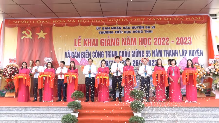 Lễ cắt băng khánh thành Trường Tiểu học Đồng Thái.