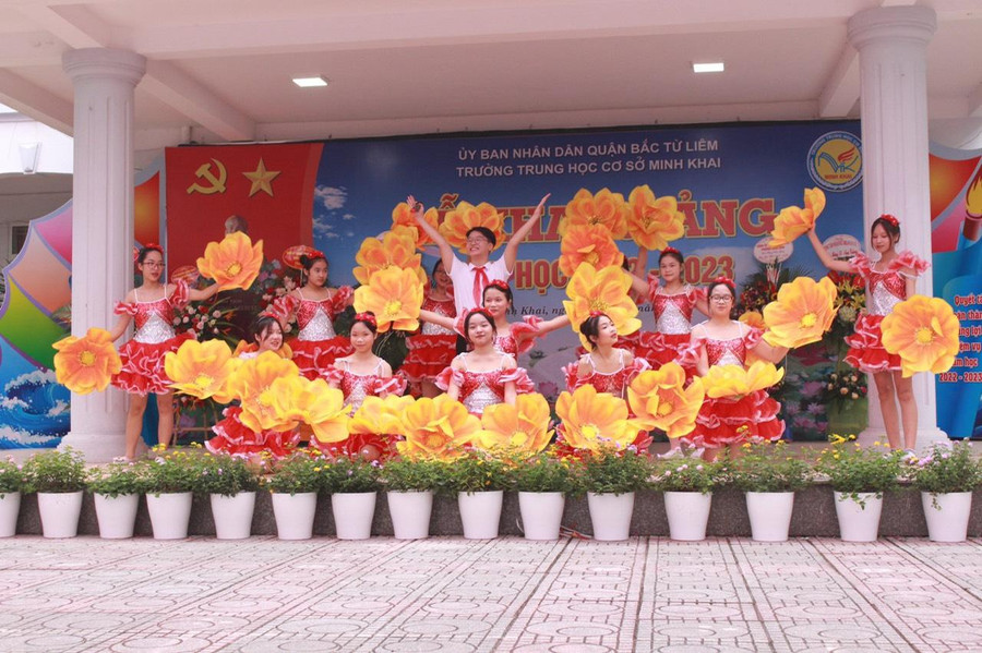 Tại Trường THCS Minh Khai (Bắc Từ Liêm, Hà Nội), lễ khai giảng năm học mới cũng được diễn ra trong không khí trang nghiêm, ngắn gọn và ý nghĩa. Tại Trường THCS Minh Khai (Bắc Từ Liêm, Hà Nội), lễ khai giảng năm học mới cũng được diễn ra trong không khí trang nghiêm, ngắn gọn và ý nghĩa.