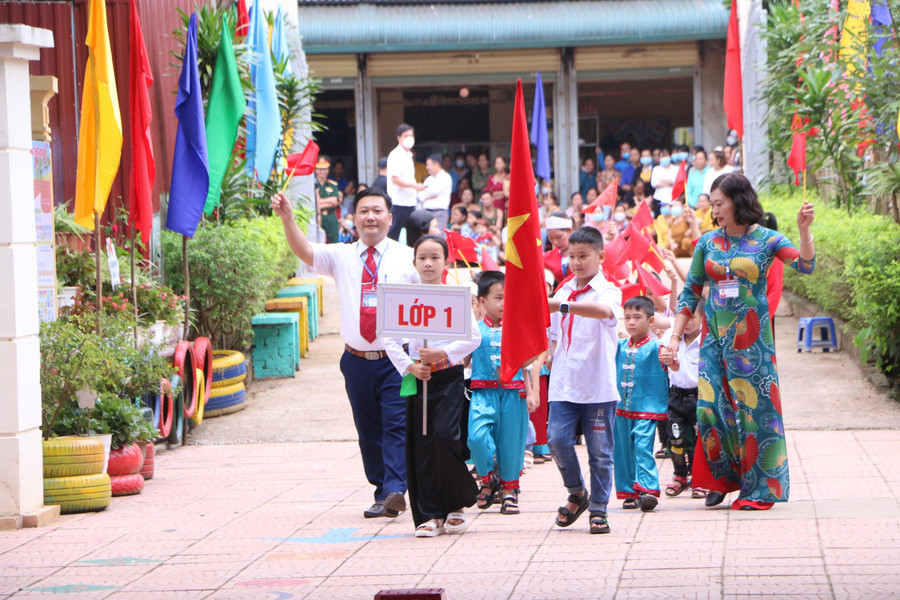 Ban giám hiệu nhà trường thực hiện nghi thức đón gần 30 em học sinh lớp 1 vào trường từ năm học 2022-2023. Ban giám hiệu nhà trường thực hiện nghi thức đón gần 30 em học sinh lớp 1 vào trường từ năm học 2022-2023.