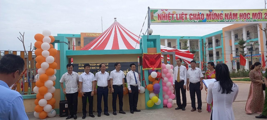 Cô trò Trường Mầm non Tản Hồng vui mừng khi được học trong một cơ sở mới khang trang hơn. Cô trò Trường Mầm non Tản Hồng vui mừng khi được học trong một cơ sở mới khang trang hơn.