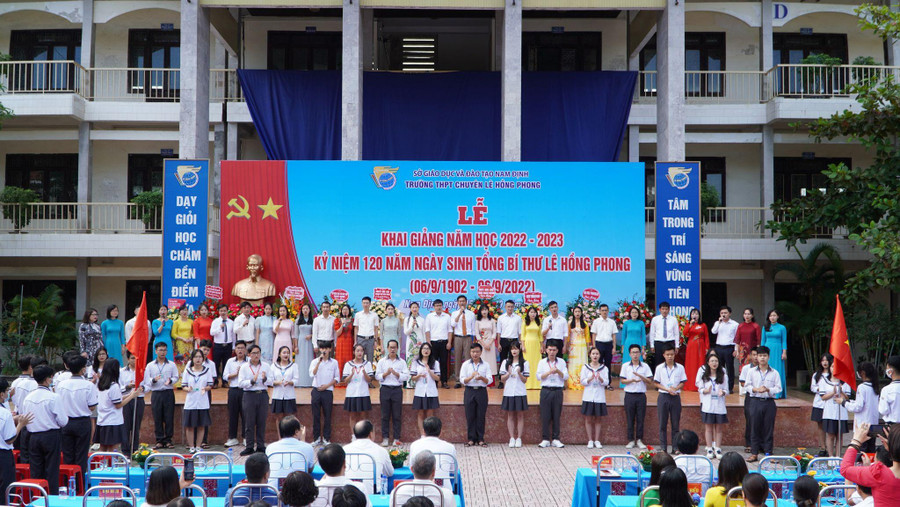 Nhiều năm qua, học sinh Trường THPT Chuyên Lê Hồng Phong luôn đạt giải cao ở các kỳ thi quốc gia, quốc tế nhờ chiến lược giáo dục đúng đắn của tỉnh Nam Định. Nhiều năm qua, học sinh Trường THPT Chuyên Lê Hồng Phong luôn đạt giải cao ở các kỳ thi quốc gia, quốc tế nhờ chiến lược giáo dục đúng đắn của tỉnh Nam Định.