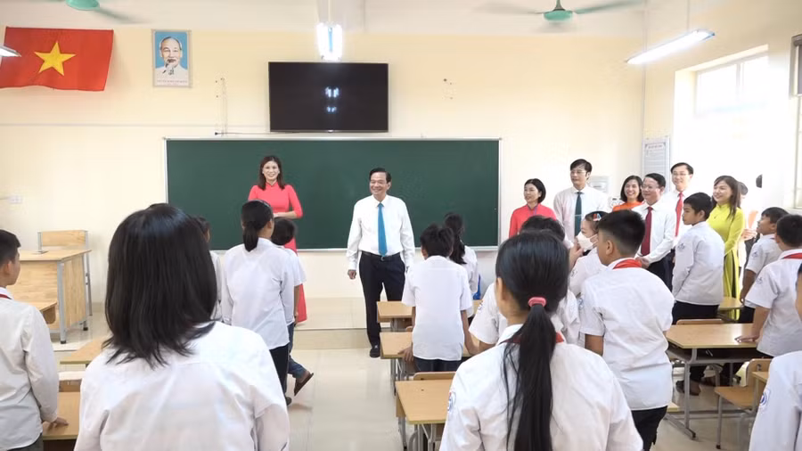 Lãnh đạo huyện Ba Vì động viên học sinh Trường THCS Phú Đông ngay sau lễ khai giảng.