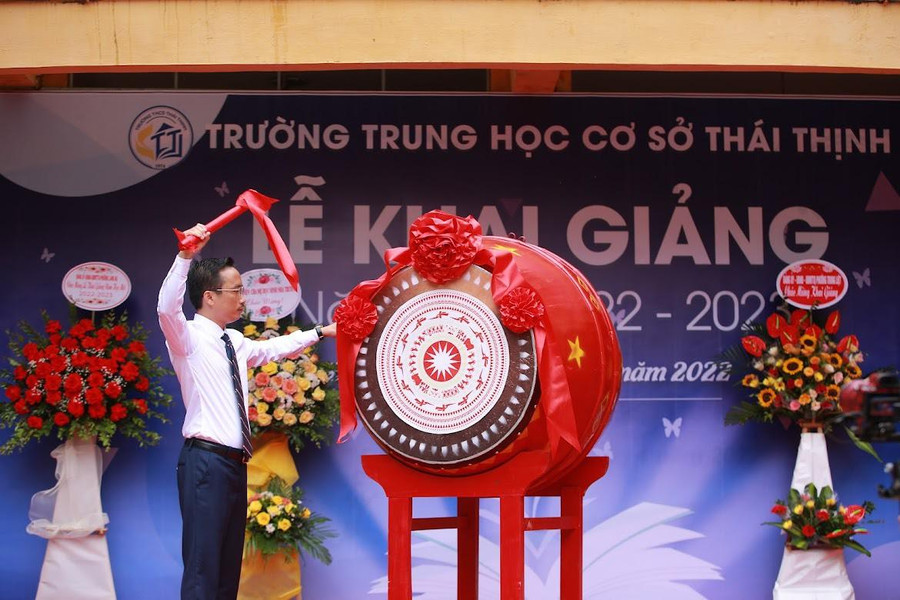 Thầy Nguyễn Cao Cường đánh trống khai giảng năm học 2022-2023. Thầy Nguyễn Cao Cường đánh trống khai giảng năm học 2022-2023.