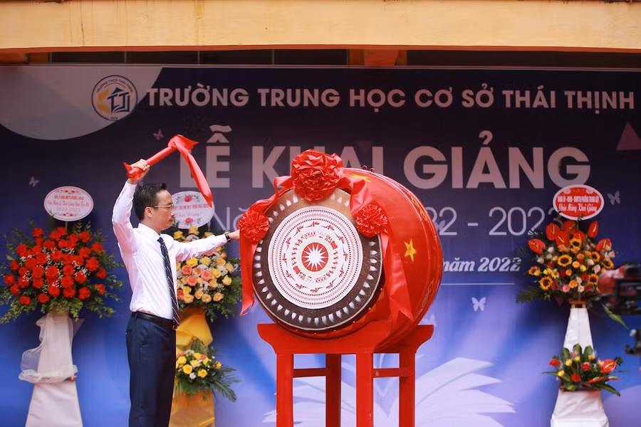 Thầy Nguyễn Cao Cường đánh trống khai giảng năm học 2022-2023.