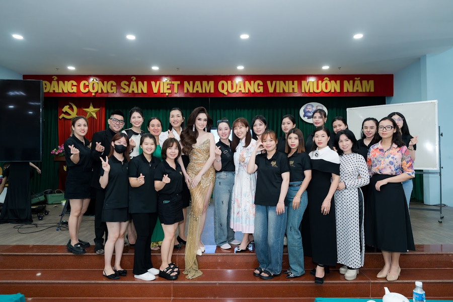 Sinh viên và đội ngũ giáo viên, chuyên gia trang điểm trong một hoạt động tại trường.