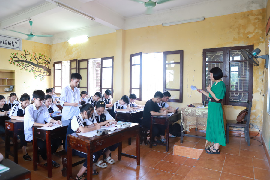 Cô trò lớp 12 Trường THPT Nguyễn Bính, huyện Vụ Bản đang tích cực ôn tập. Ảnh: Đình Tuệ. Cô trò lớp 12 Trường THPT Nguyễn Bính, huyện Vụ Bản đang tích cực ôn tập. Ảnh: Đình Tuệ.