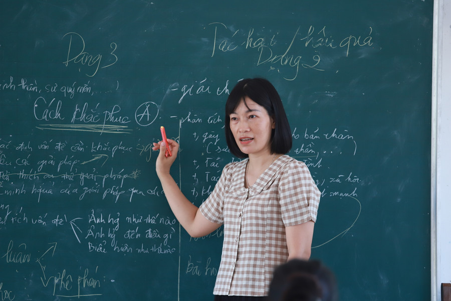 Cô Trần Thị Diệu Linh - giáo viên Ngữ văn của Trường THPT Nguyễn Du. Ảnh: Đình Tuệ. Cô Trần Thị Diệu Linh - giáo viên Ngữ văn của Trường THPT Nguyễn Du. Ảnh: Đình Tuệ.