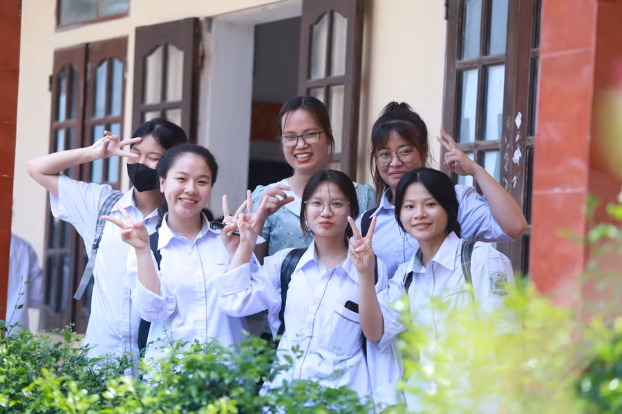 Phút giải lao vui vẻ của cô trò sau những giờ ôn tập căng thẳng trên lớp. Ảnh: Đình Tuệ.