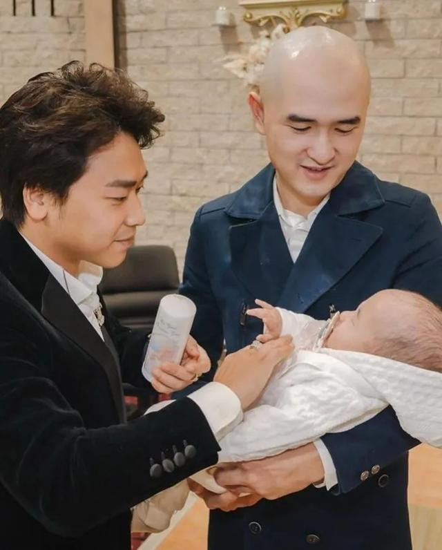 Minh Hải làm lễ rửa tội cho con trai đỡ đầu ở Mỹ. Minh Hải làm lễ rửa tội cho con trai đỡ đầu ở Mỹ.