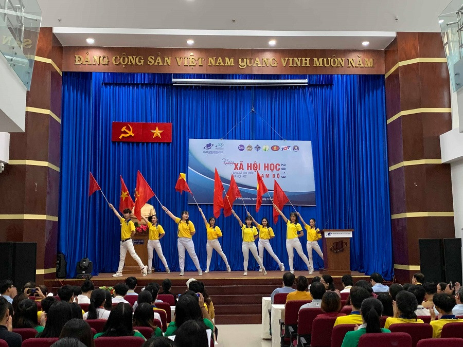 Sinh viên ngành Xã hội học của Trường ĐH Mở TP.HCM trong một tiết mục trình diễn văn nghệ Sinh viên ngành Xã hội học của Trường ĐH Mở TP.HCM trong một tiết mục trình diễn văn nghệ