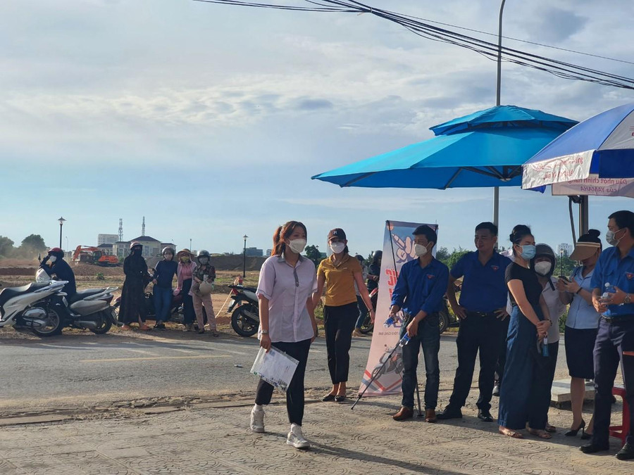 Mặc dù thời tiết nắng nóng nhưng các thí sinh đến điểm thi từ khá sớm để chuẩn bị tâm lí thoải mái trước khi bước vào phòng thi. Mặc dù thời tiết nắng nóng nhưng các thí sinh đến điểm thi từ khá sớm để chuẩn bị tâm lí thoải mái trước khi bước vào phòng thi.