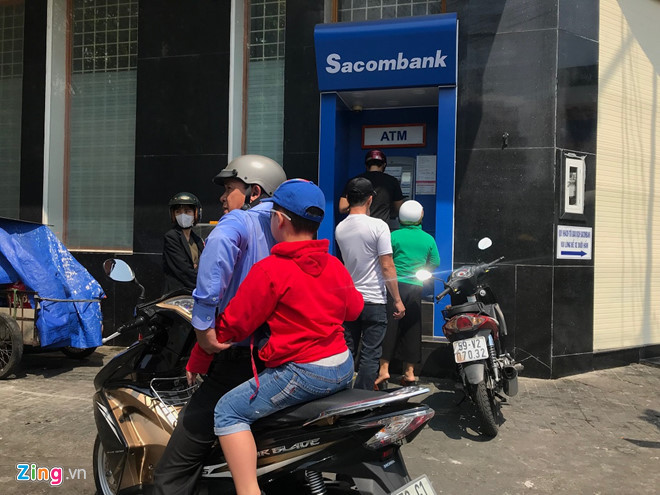 Các cây ATM tại trung tâm TP.HCM bắt đầu đông đúc trưa 27 tháng Chạp Âm lịch. Ảnh: P.M. Ngay 27 Tet, co tien cung kho rut vi… ATM hinh anh 1