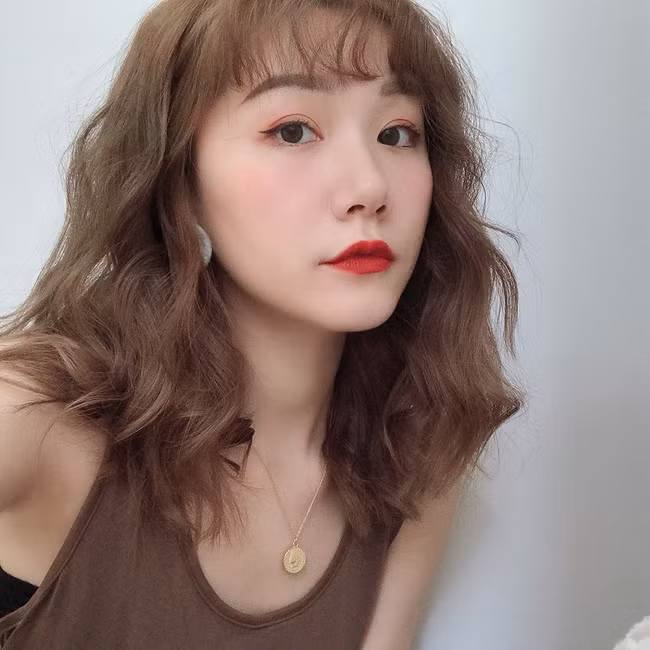 Tự làm 3 kiểu tóc xoăn bồng bềnh dễ như bỡn chỉ bằng máy ép và vài ba dụng cụ đơn giản chẳng ngờ tới - Ảnh 2.