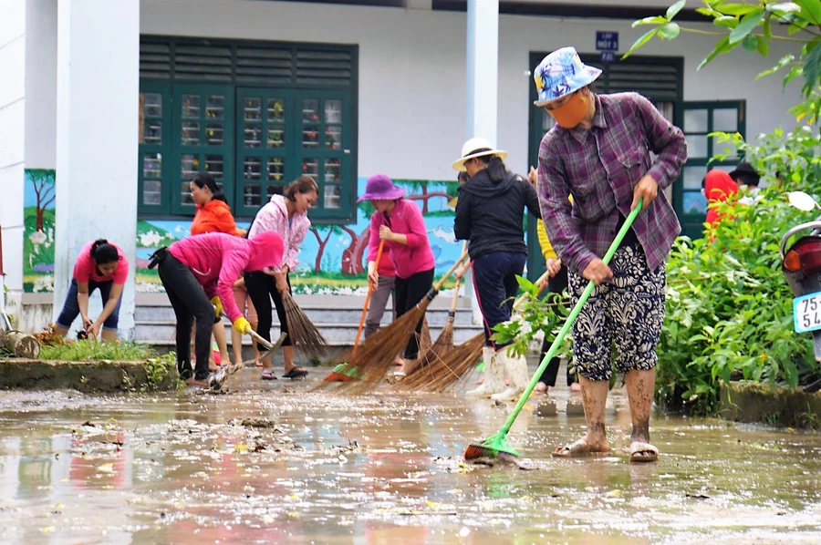 Nhiều ngôi trường trên địa bàn xã Phước Đồng (TP. Nha Trang, Khánh Hòa) bị bùn đất bủa vây trong đợt mưa bão kép.