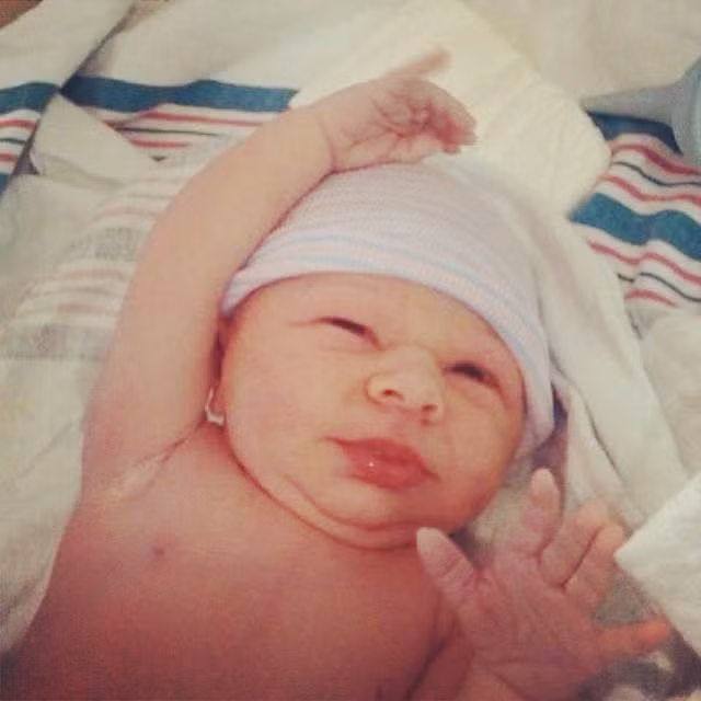 Thấy phần thóp trên đầu con trông bất thường, mẹ lo lắng và đành bất lực chấp nhận sự thật đau lòng đằng sau đấy - Ảnh 1.