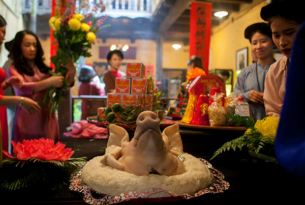 Quây quần, sắp mâm cỗ giao thừa. Quây quần, sắp mâm cỗ giao thừa.