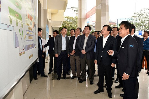 Phó Thủ tướng nghe báo cáo về lịch trình chạy xe Tết tại Bến xe Giáp Bát - Ảnh: VGP/Nhật Bắc. Phó Thủ tướng nghe báo cáo về lịch trình chạy xe Tết tại Bến xe Giáp Bát - Ảnh: VGP/Nhật Bắc.