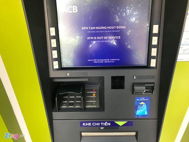 Các trụ ATM báo tạm ngưng hoạt động trước Tết khiến khách hàng đau đầu hơn. Ảnh: P.M. Ngay 27 Tet, co tien cung kho rut vi… ATM hinh anh 2