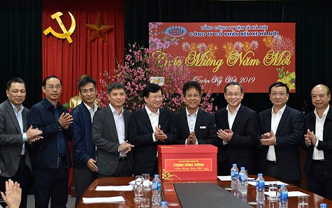 Phó Thủ tướng chúc Tết các nhân viên tại Bến xe Giáp Bát - Ảnh: VGP/Nhật Bắc. Phó Thủ tướng chúc Tết các nhân viên tại Bến xe Giáp Bát - Ảnh: VGP/Nhật Bắc.