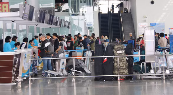 Sân bay Nội Bài tiếp tục phân luồng, hạn chế người đưa tiễn