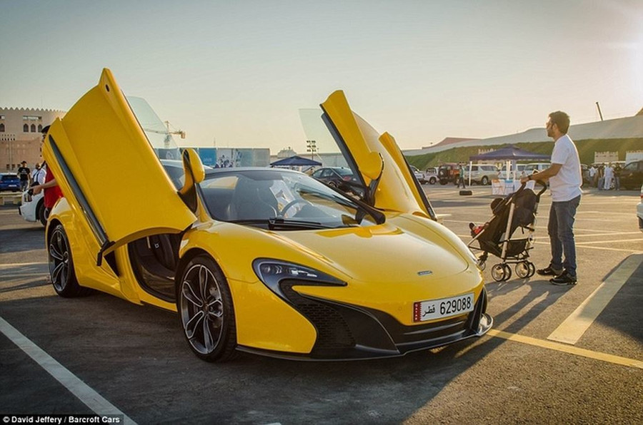 Siêu xe McLaren P1 trong bãi đỗ ở một siêu thị. Siêu xe nhiều nhan nhản, đại gia Việt cũng phải nể khi sang nước này