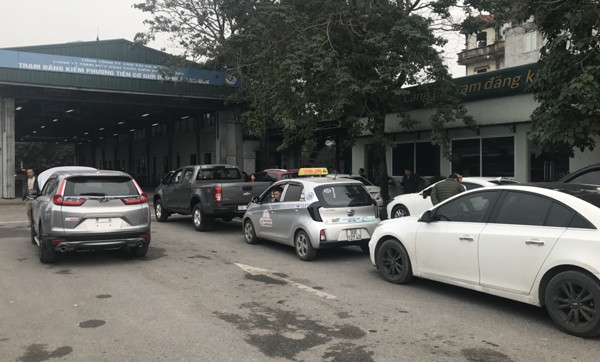 Ô tô hết hạn đăng kiểm đúng dịp nghỉ Tết, phải làm sao? ảnh 1 Lỡ hạn đăng kiểm, đừng dại mà mượn tem ra đường dịp Tết