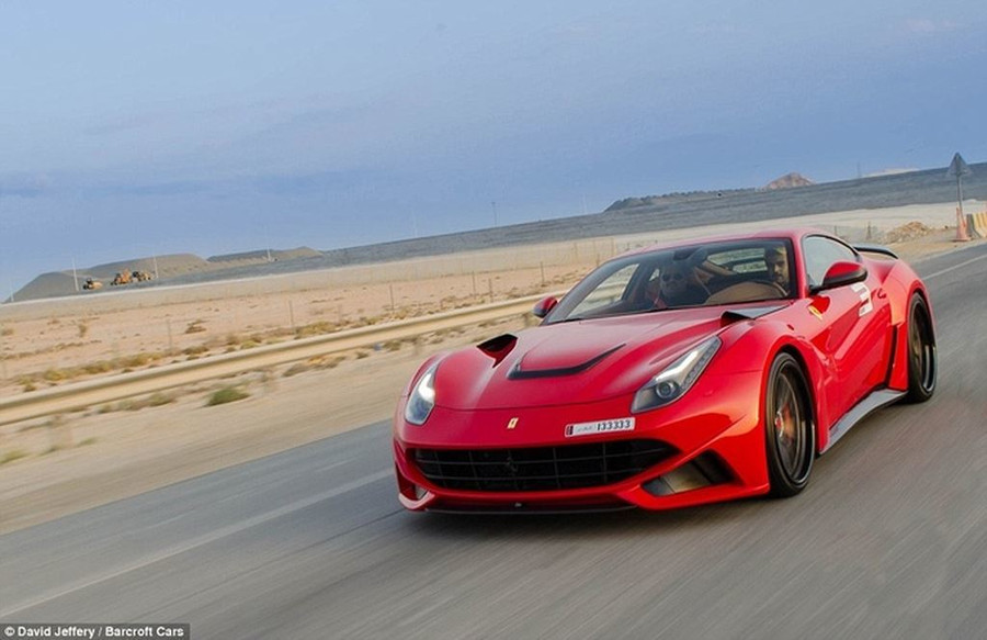 Ferrari F12 Berlinetta bản đặc biệt cùng biển số xe cũng đặc biệt không kém: 133333. Siêu xe nhiều nhan nhản, đại gia Việt cũng phải nể khi sang nước này