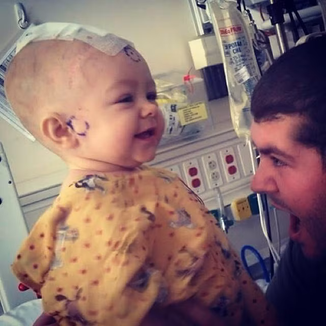 Thấy phần thóp trên đầu con trông bất thường, mẹ lo lắng và đành bất lực chấp nhận sự thật đau lòng đằng sau đấy - Ảnh 4.